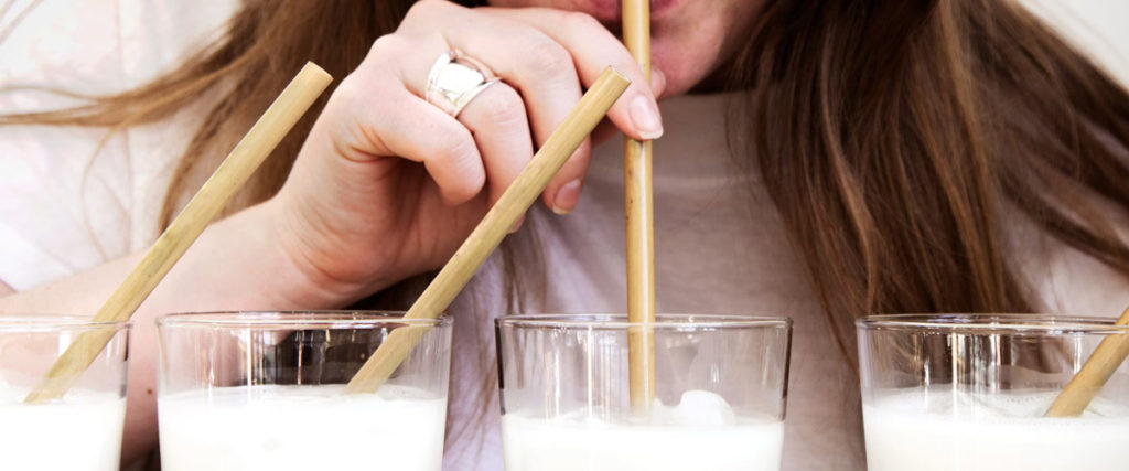 Milch mit Strohhalm probieren